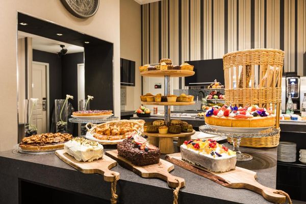 Plaza Madeleine dessert station.jpg